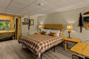 Stonegate Lodge King Bed, WIFI, 50in Roku TV, Salt Water Pool Room #110